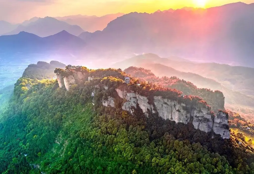 好消息，暑期直通車來啦！綿陽—江油景區(qū)直通車開通，城區(qū)內接送直達景區(qū)。